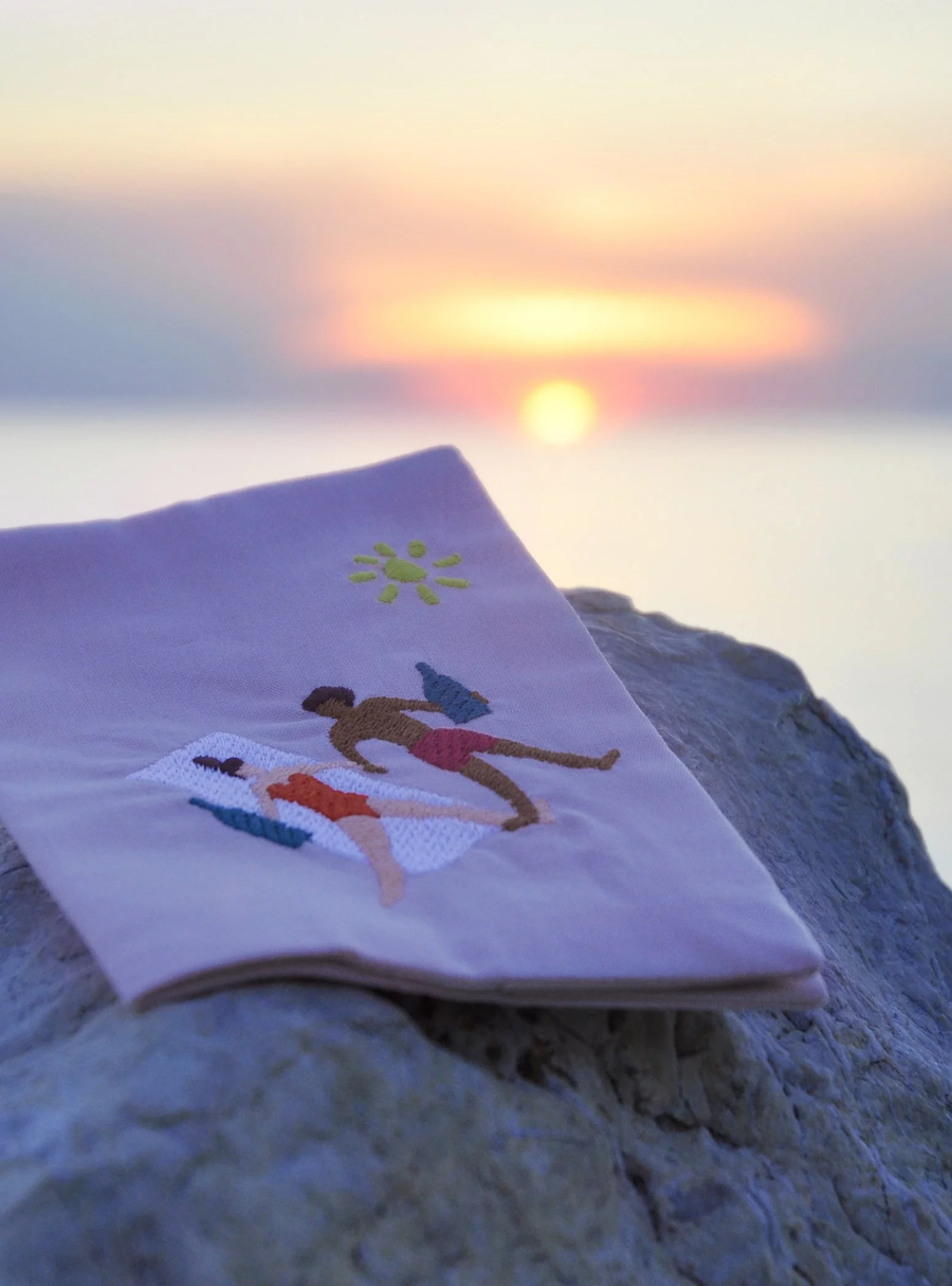 Lundi au Soleil - Protège passeport brodé L’amour à la plage