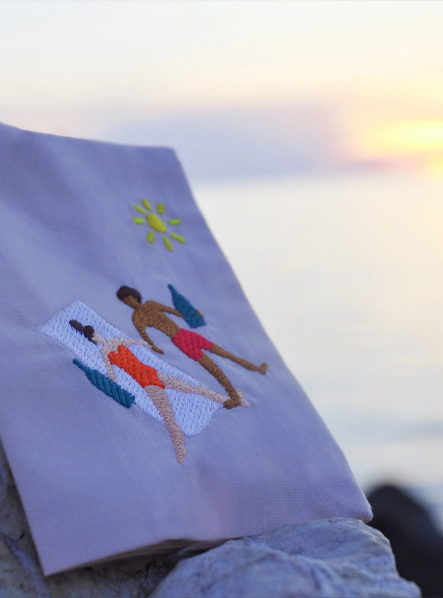 Lundi au Soleil - Protège passeport brodé L’amour à la plage